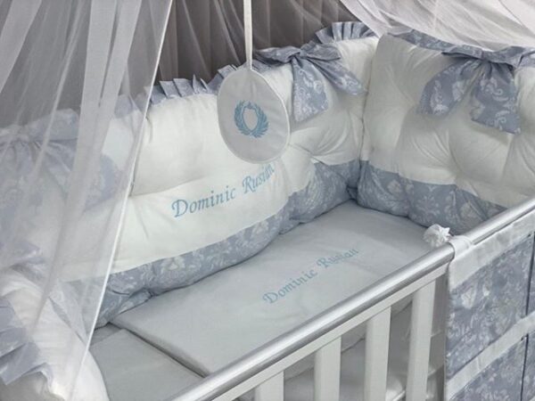 PEPPIbambini ROYAL White Blue Dominic Rusian Literie de bébé ensemble set complet 11 pièces linge parure de lit 100% coton avec broderie avec moustiquaire motif brodées - Image 3