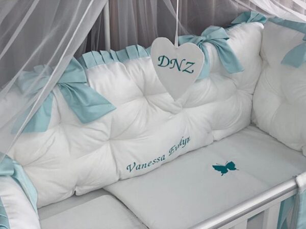 PEPPIbambini ROYAL White Mint Vanessa Literie de bébé ensemble set complet 11 pièces linge parure de lit 100% coton avec broderie avec moustiquaire motif brodées - Image 3
