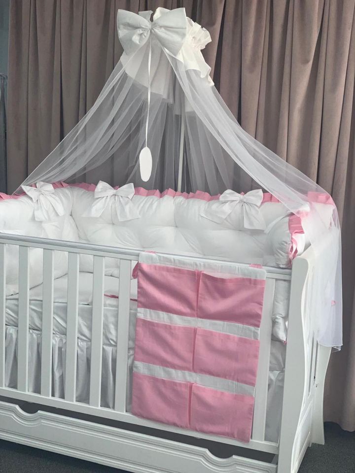 PEPPIbambini ROYAL White Pink Literie de bébé ensemble set complet 11 pièces linge parure de lit 100% coton avec broderie avec moustiquaire motif brodées - Image 5