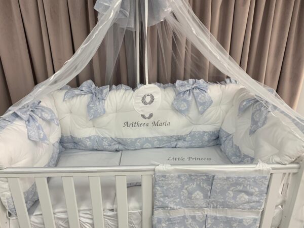 PEPPIbambini ROYAL White Blue Arytheea Literie de bébé ensemble set complet 11 pièces linge parure de lit 100% coton avec broderie avec moustiquaire motif brodées - Image 7