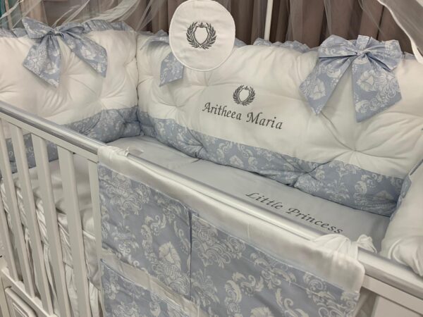 PEPPIbambini ROYAL White Blue Arytheea Literie de bébé ensemble set complet 11 pièces linge parure de lit 100% coton avec broderie avec moustiquaire motif brodées - Image 5