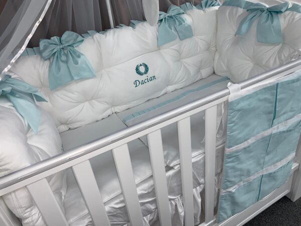 PEPPIbambini ROYAL White Mint Dacian Literie de bébé ensemble set complet 11 pièces linge parure de lit 100% coton avec broderie avec moustiquaire motif brodées - Image 2