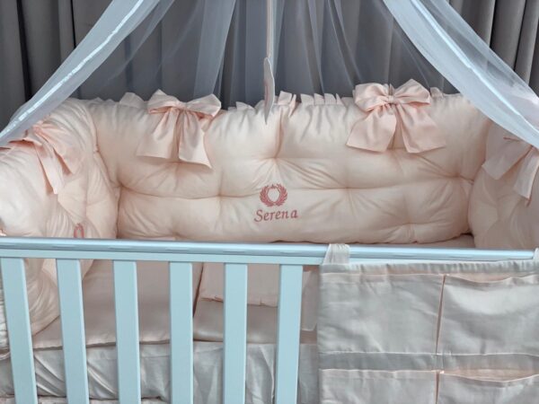 PEPPIbambini ROYAL Somon Serena Literie de bébé ensemble set complet 11 pièces linge parure de lit 100% coton avec broderie avec moustiquaire motif brodées - Image 7