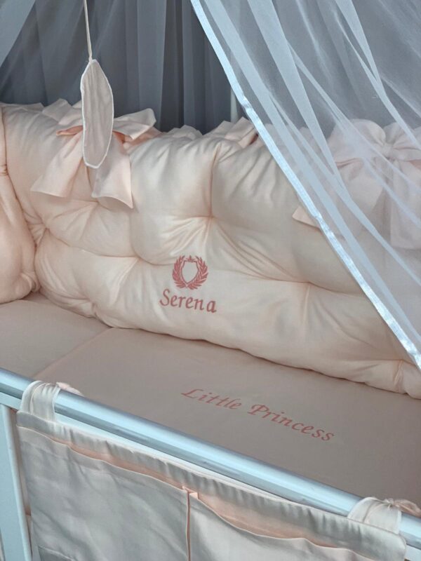 PEPPIbambini ROYAL Somon Serena Literie de bébé ensemble set complet 11 pièces linge parure de lit 100% coton avec broderie avec moustiquaire motif brodées - Image 2