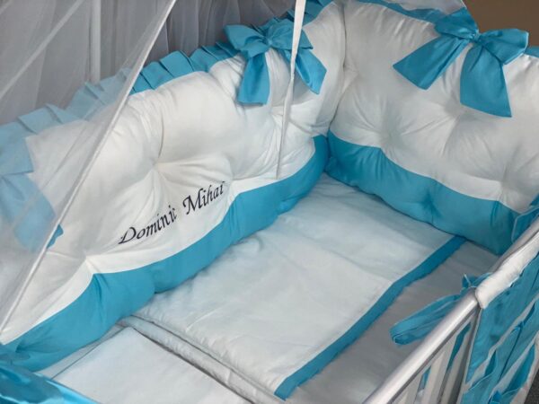 PEPPIbambini ROYAL White Turqoise Dominic Literie de bébé  11 pièces linge parure de lit 100% coton avec broderie avec moustiquaire motif brodées - Image 2
