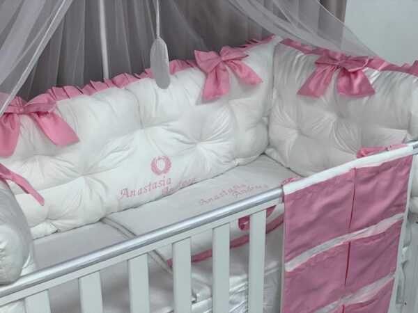 PEPPIbambini ROYAL White Pink Anastasia Literie de bébé 11 pièces linge parure de lit 100% coton avec broderie avec moustiquaire motif brodées - Image 4