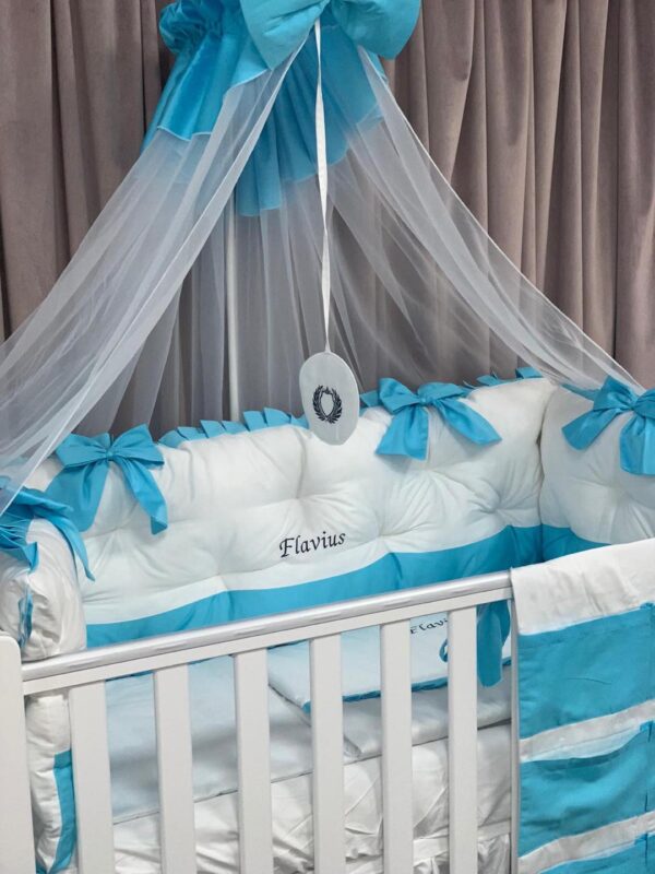 PEPPIbambini ROYAL White Tourqoise Flavius Literie de bébé 11 pièces linge parure de lit 100% coton avec broderie avec moustiquaire motif brodées