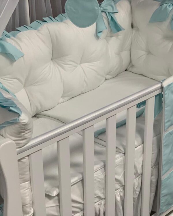 PEPPIbambini ROYAL White Blue Literie de bébé  11 pièces linge parure de lit 100% coton avec broderie avec moustiquaire motif brodées - Image 3
