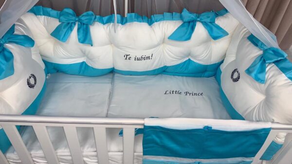 PEPPIbambini ROYAL White Blue Little Prince Literie de bébé  11 pièces linge parure de lit 100% coton avec broderie avec moustiquaire motif brodées - Image 3