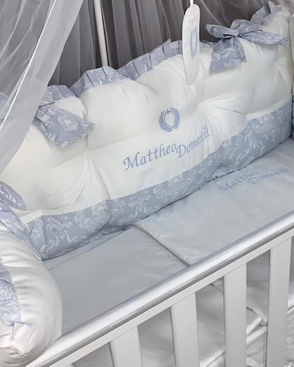 PEPPIbambini ROYAL White Blue Mattheo Literie de bébé  11 pièces linge parure de lit 100% coton avec broderie avec moustiquaire motif brodées - Image 3