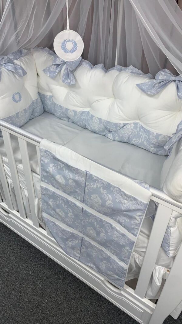 PEPPIbambini ROYAL White Blue Literie de bébé 11 pièces linge parure de lit 100% coton avec broderie avec moustiquaire motif brodées - Image 3