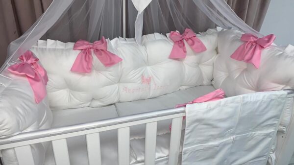 PEPPIbambini ROYAL White Pink Anastasia Literie de bébé 11 pièces linge parure de lit 100% coton avec broderie avec moustiquaire motif brodées - Image 3
