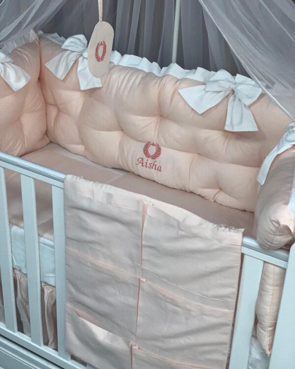 PEPPIbambini ROYAL Somon White Aisha Literie de bébé 11 pièces linge parure de lit 100% coton avec broderie avec moustiquaire motif brodées - Image 3