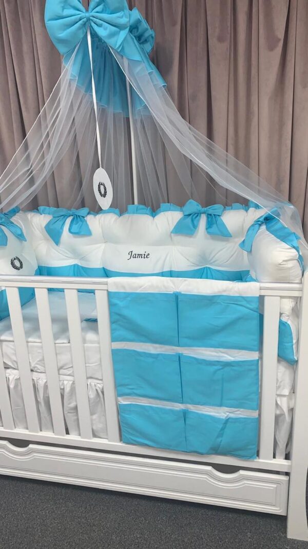 PEPPIbambini ROYAL White Blue Jamie Literie de bébé 11 pièces linge parure de lit 100% coton avec broderie avec moustiquaire motif brodées