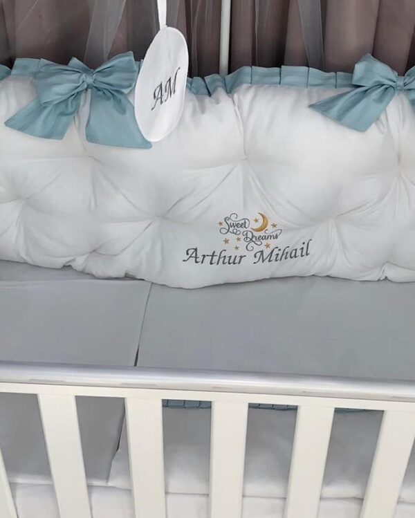 PEPPIbambini ROYAL White Mint Arthur Literie de bébé 11 pièces linge parure de lit 100% coton avec broderie avec moustiquaire motif brodées - Image 3