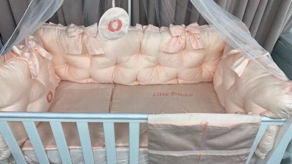 PEPPIbambini ROYAL Somon Little princess Literie de bébé 11 pièces linge parure de lit 100% coton avec broderie avec moustiquaire motif brodées