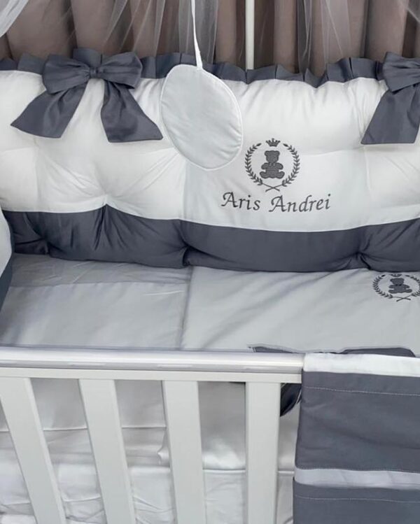 PEPPIbambini ROYAL White Grey Aris Literie de bébé 11 pièces linge parure de lit 100% coton avec broderie avec moustiquaire motif brodées - Image 4