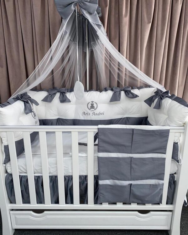 PEPPIbambini ROYAL White Grey Aris Literie de bébé 11 pièces linge parure de lit 100% coton avec broderie avec moustiquaire motif brodées - Image 3