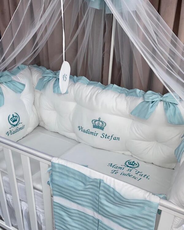 PEPPIbambini ROYAL White Mint Vladimir Literie de bébé 11 pièces linge parure de lit 100% coton avec broderie avec moustiquaire motif brodées - Image 4