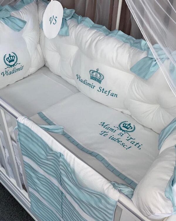 PEPPIbambini ROYAL White Mint Vladimir Literie de bébé 11 pièces linge parure de lit 100% coton avec broderie avec moustiquaire motif brodées - Image 2
