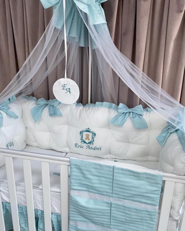 PEPPIbambini ROYAL White Mint Eric Literie de bébé 11 pièces linge parure de lit 100% coton avec broderie avec moustiquaire motif brodées - Image 6